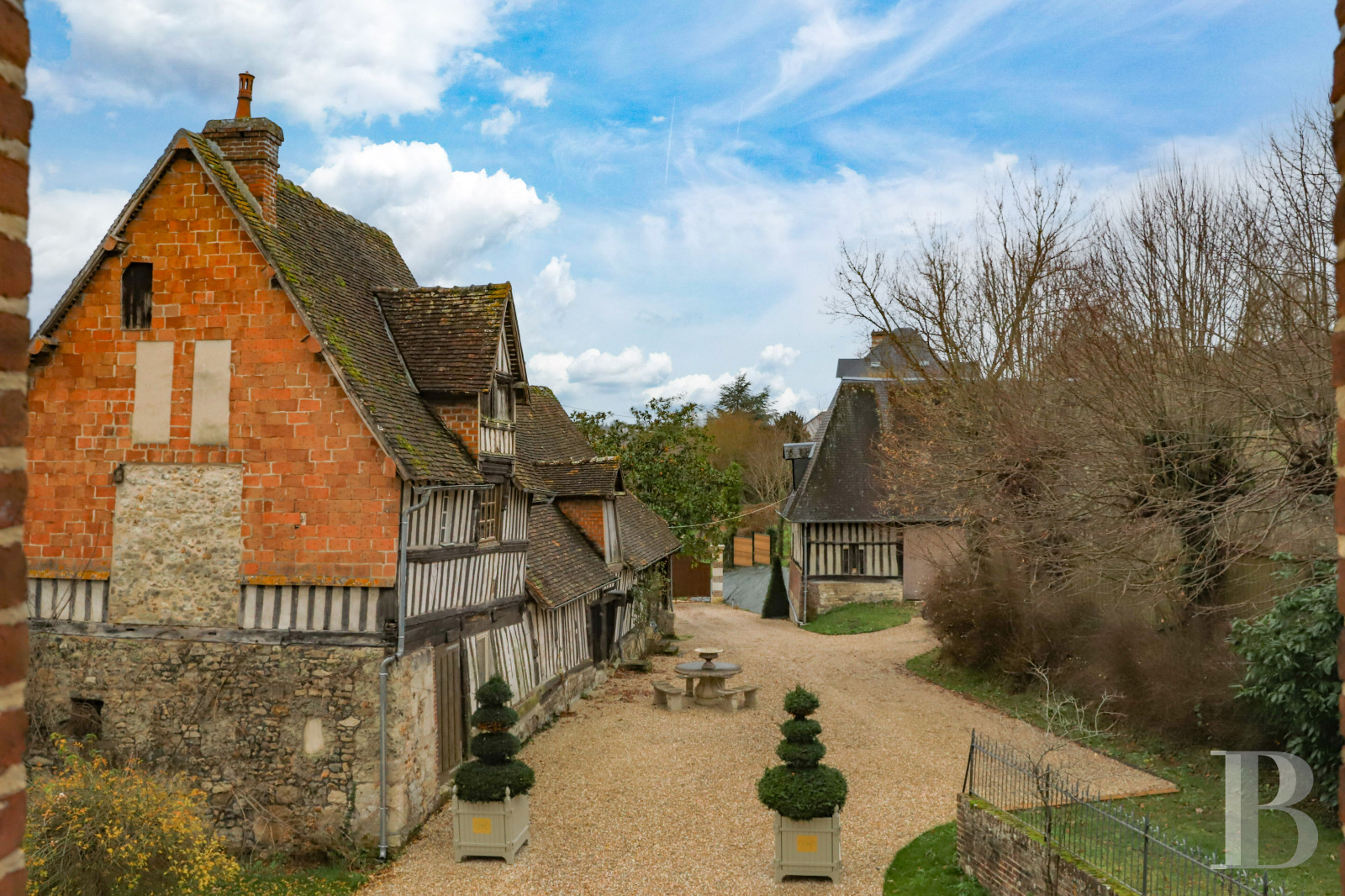Dans le  Calvados, au pied de la  Basilique de Lisieux un manoir médiéval du 16e siècle - photo  n°4